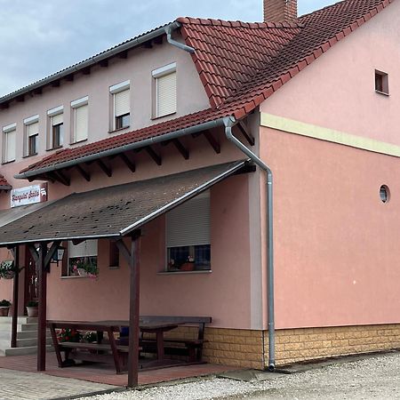 Hangulat Szallo Zalaszentbalazs エクステリア 写真