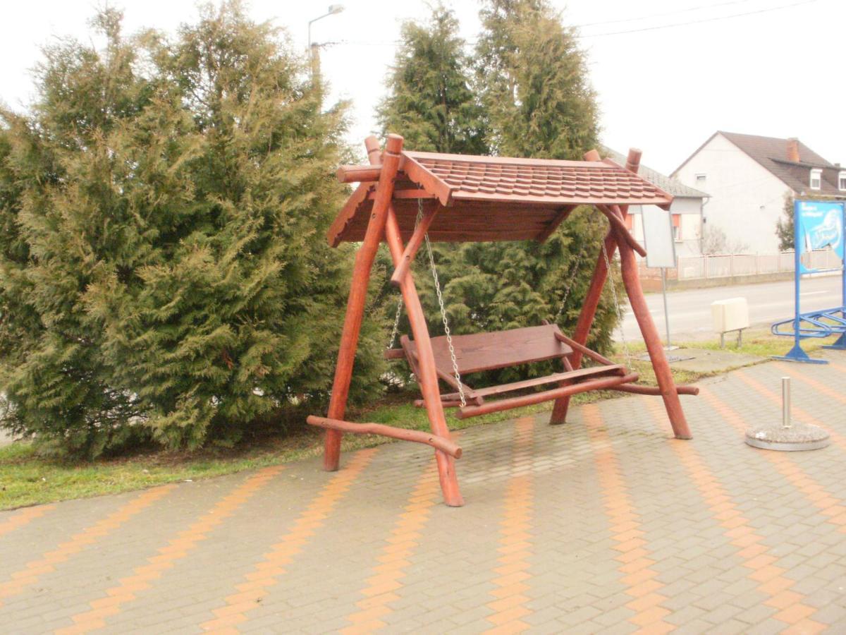 Hangulat Szallo Zalaszentbalazs エクステリア 写真